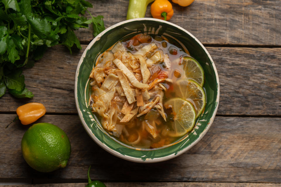 Cómo hacer sopa de lima, la receta tradicional de Yucatán
