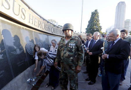 Veterans and relatives of the 1982 Falklands War pay tribute to the Argentine servicemen who died in the South Atlantic conflict between Britain and Argentina on the 33rd anniversary of the war over the island chain in Rosario April 2, 2015. REUTERS/Enrique Marcarian