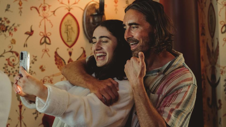 Rachel Sennott (left) and Lee Pace play Alice and Greg, a couple two weeks into their relationship.