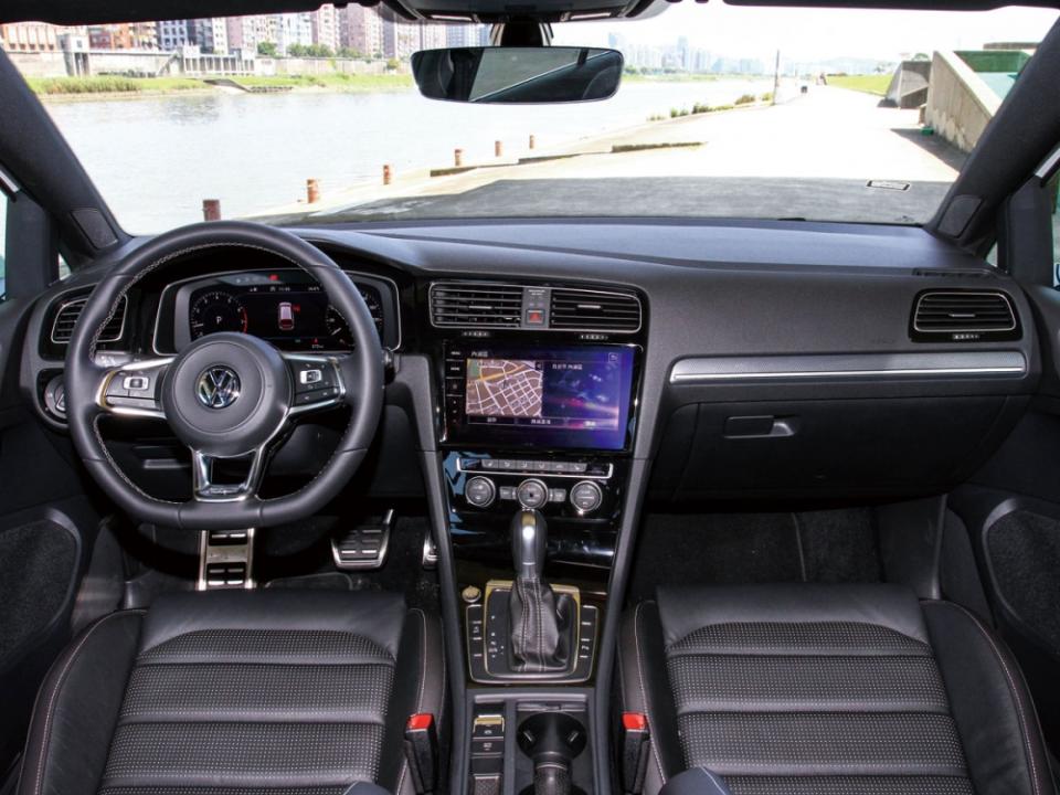 儀表板及中控螢幕採全液晶螢幕的搭配下，讓車室內增添不少科技味。