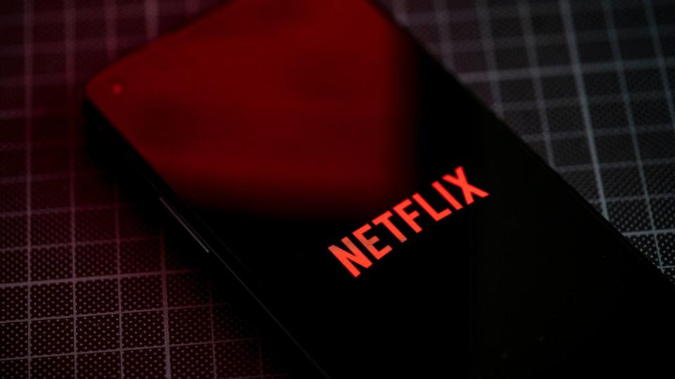 Das Teilen von Accounts wurde von Netflix erheblich eingeschränkt. (Bild: Fabian Sommer / dpa)