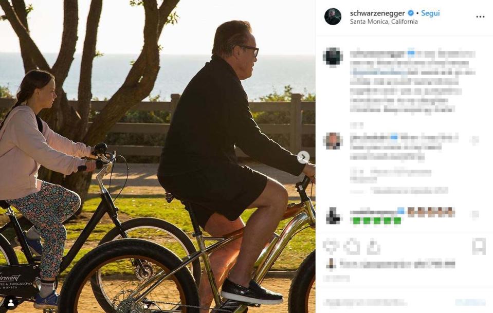 Arnold Schwarzenegger con Greta Thunberg in bicicletta