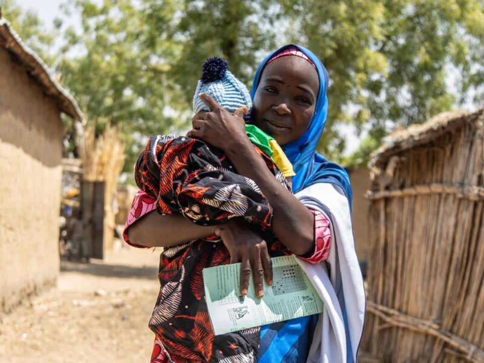 Sahura, 20, and her 22-day-old son Rukayya (Yagazie Emnezi/Save The Children)