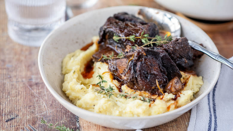 short ribs with mashed potatoes