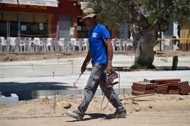 Un obrero de la construcción en Sevilla durante el mes de julio. (Photo: CRISTINA QUICLER via AFP via Getty Images)