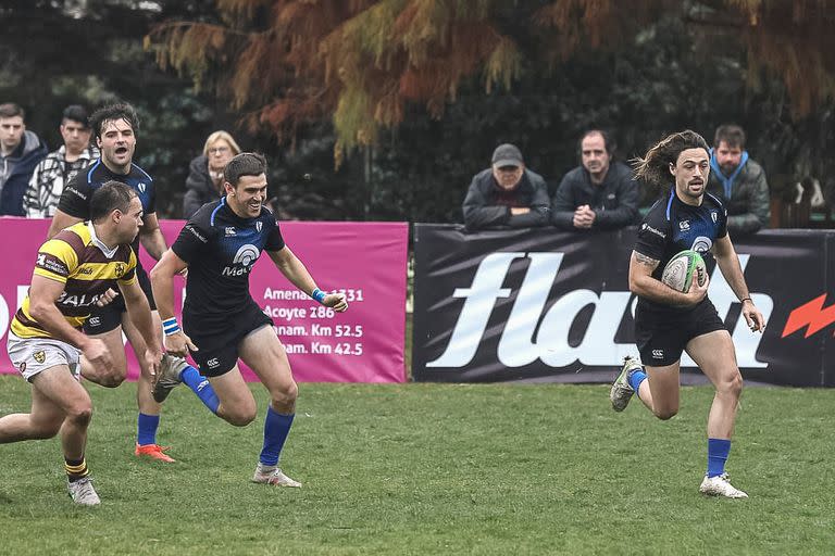 Carlos Pirán escapa hacia el try y sus compañeros de SIC ya lo disfrutan; Belgrano reaccionó tarde y quedó más lejos en el Top 13 de URBA.