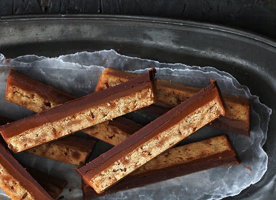 <strong>Get the <a href="http://www.bakersroyale.com/candy/er-homemade-twix-bars/" target="_hplink">Homemade Twix recipe from Bakers Royale</a></strong>    Three layers make up these homemade twix. First a rich shortbread studded with toffee chips. Then a thin caramel layer. And finally the chocolate.