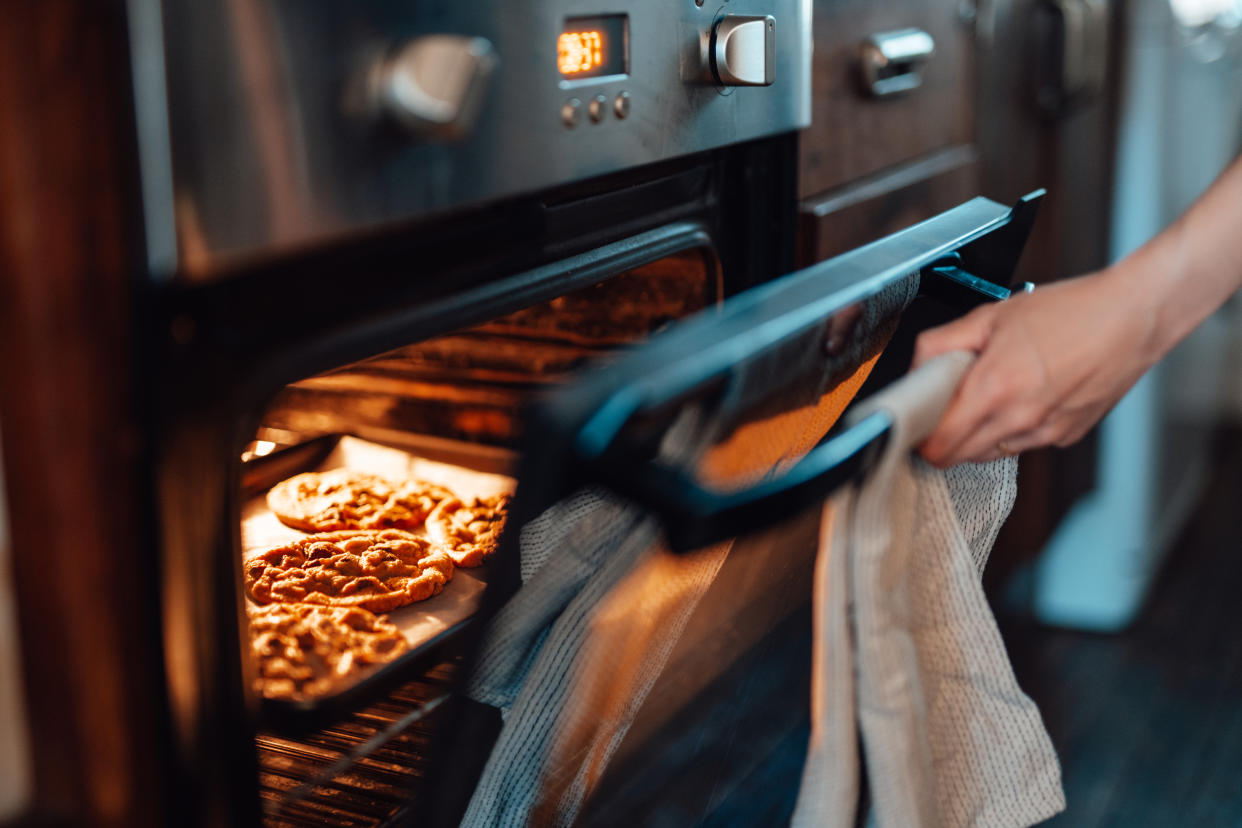 Wir alle haben ihn, wir alle nutzen ihn (zumindest hin und wieder): den Backofen. Aber welche Einstellungen sind eigentlich wann die richtigen? Ein Info-Post klärt endlich auf! (Symbolbild: Getty Images)