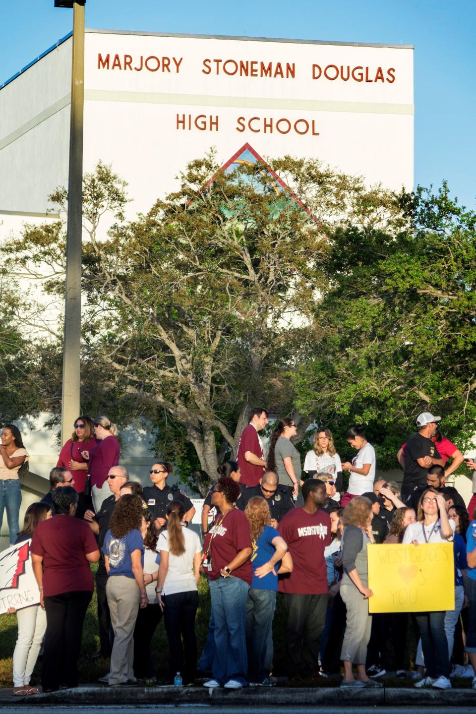 <p>Padres y estudiantes llegan a la escuela Marjory Stoneman Douglas en Parkland, estado de Florida (Estados Unidos), hoy 28 de febrero de 2018. Dos semanas después de que un exalumno matara a 17 personas, las aulas de la escuela vuelven a llenarse de estudiantes, muchos de ellos convertidos en activistas contra las armas. EFE/ Cristobal Herrera </p>