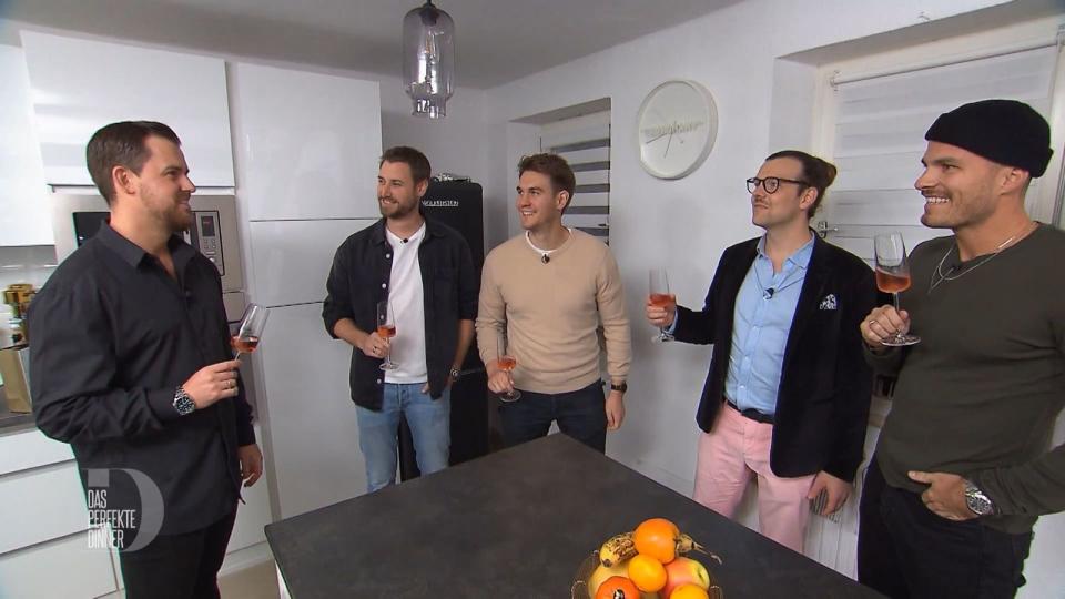 Mit einem Glas Rosé-Champagner beginnt der zweite Männerabend der "Dinner"-Woche in Bonn, von links: David, Thomas, Max, Marc und Niklas. (Bild: RTL)