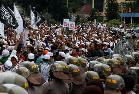 Members of the hardline group Islamic Defenders Front (FPI) call for a provincial police chief to step down over what they say was "police violence" against them, during a protest outside the National Police headquarters in Jakarta, Indonesia, January 16, 2017. Picture taken January 16, 2017. REUTERS/Darren Whiteside