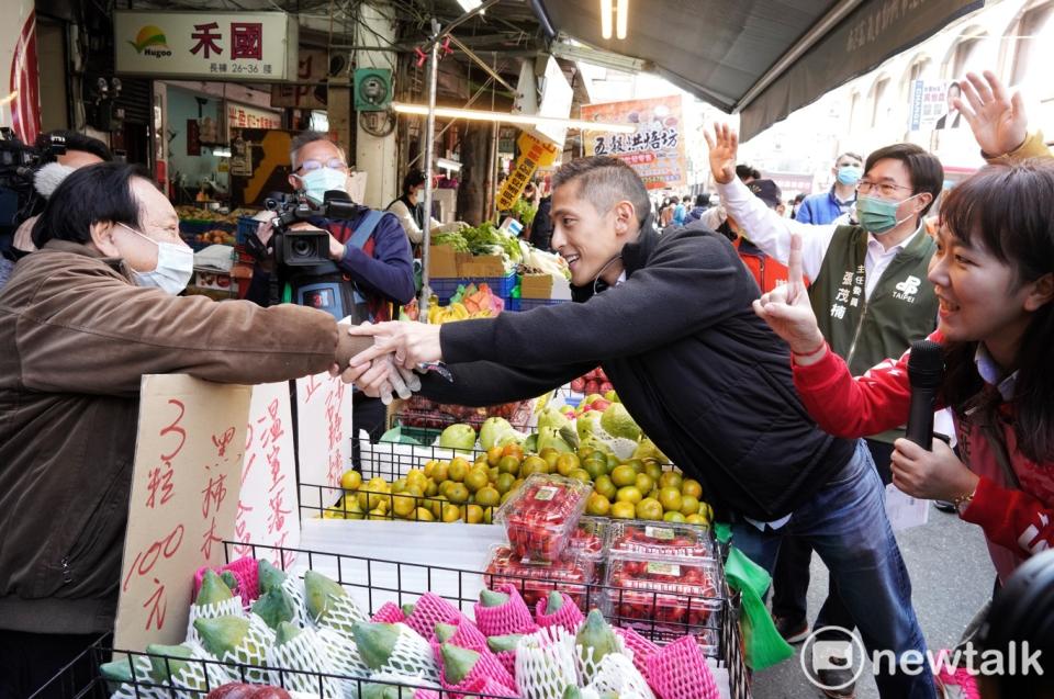 民進黨台北市立委補選候選人吳怡農赴南京、武昌市場掃街拜票。   圖：張良一/攝