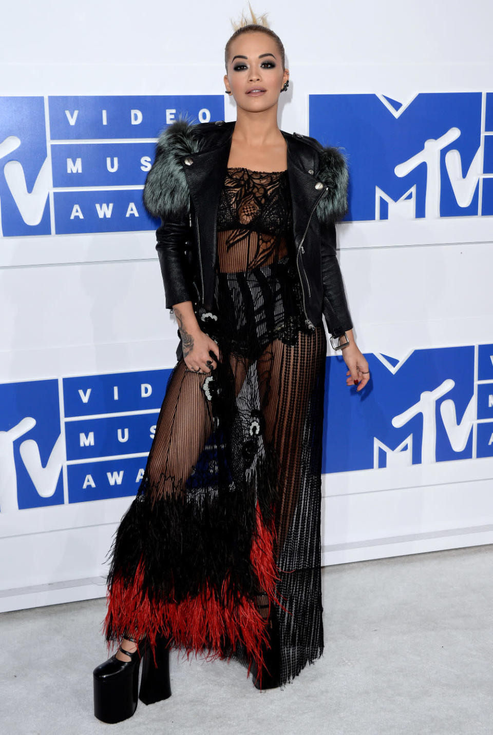 … nicht unbedingt mithalten! Sängerin Rita Ora beispielsweise dominierte in ihrem hoffnungslos überdrehten Look von Marc Jacobs die „Worst Dressed“-Listen. (Bild: Getty Images)