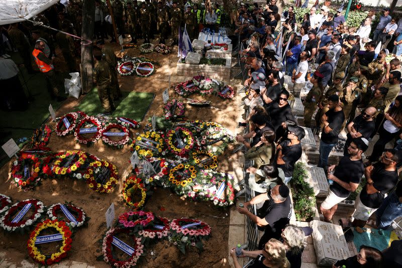 FOTO DE ARCHIVO. Dolientes israelíes asisten a los funerales de las personas asesinadas en el asalto a Israel por hombres armados de Hamás desde la Franja de Gaza, en el cementerio militar de Monte Herzl en Jerusalén