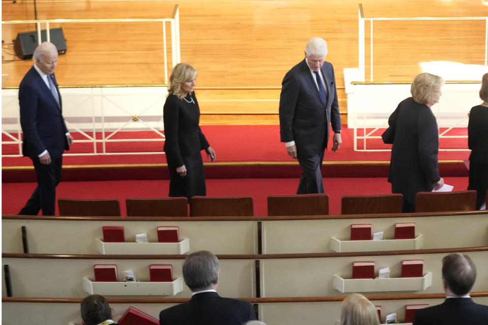 美國總統拜登（左1）、第一夫人吉兒（左2）及前總統柯林頓（右2）28日出席追悼會。（美聯社）