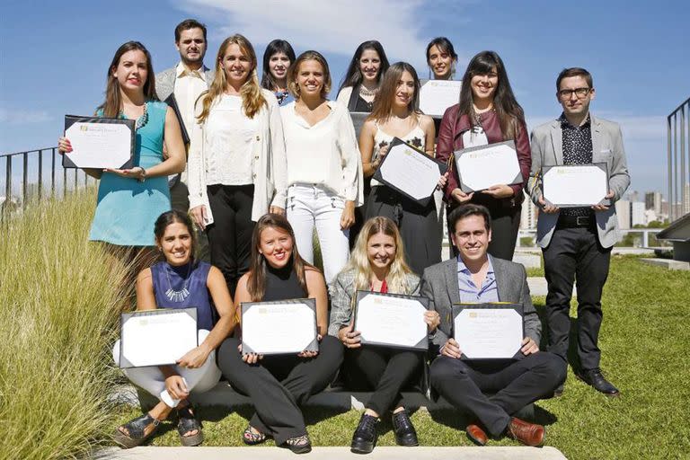 Una de las promociones de la Maestría en Periodismo, en la terraza de la Universidad Di Tella