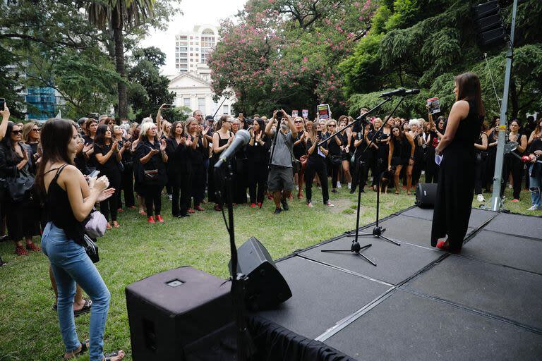 Unas 300 mujeres participan de la Marcha de los Zapatos Rojos, en el parque Las Heras, para pedir por la víctimas de violación del grupo Hamas