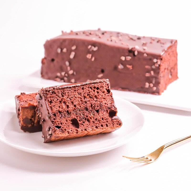 「巧克力蛋糕」使用法芙娜巧克力、手工榛果醬製作，添加了麥卡倫12年雪莉桶威士忌。圖片來源：BONNE NUIT