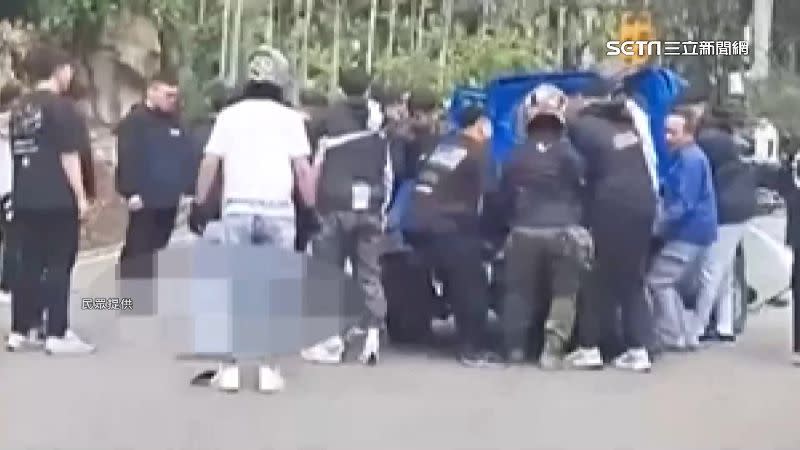 重機騎士卡在車底，超過10個人合力將貨車抬起救出騎士。（圖／民眾提供）