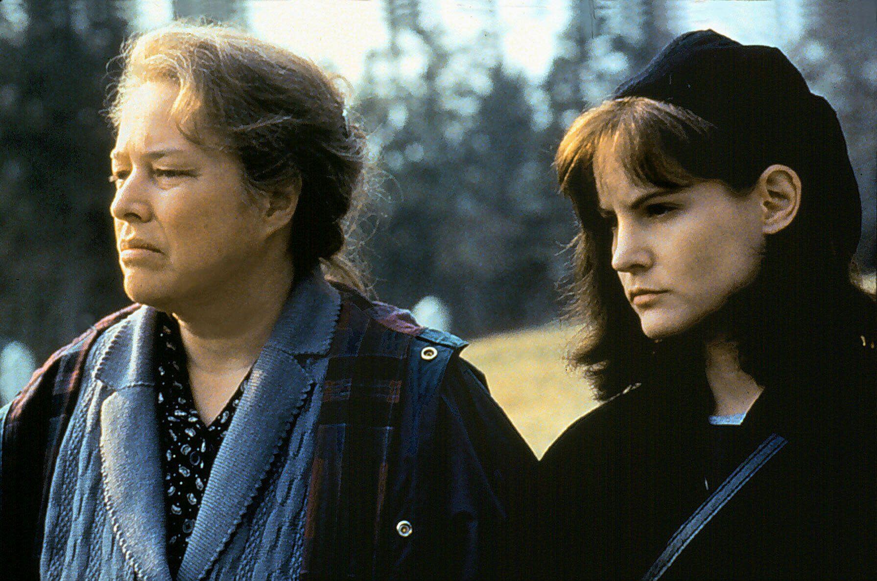 Kathy Bates & Jennifer Jason Leigh in Doloros Claiborne. (CASTLE ROCK ENTERTAINMENT/Alamy)