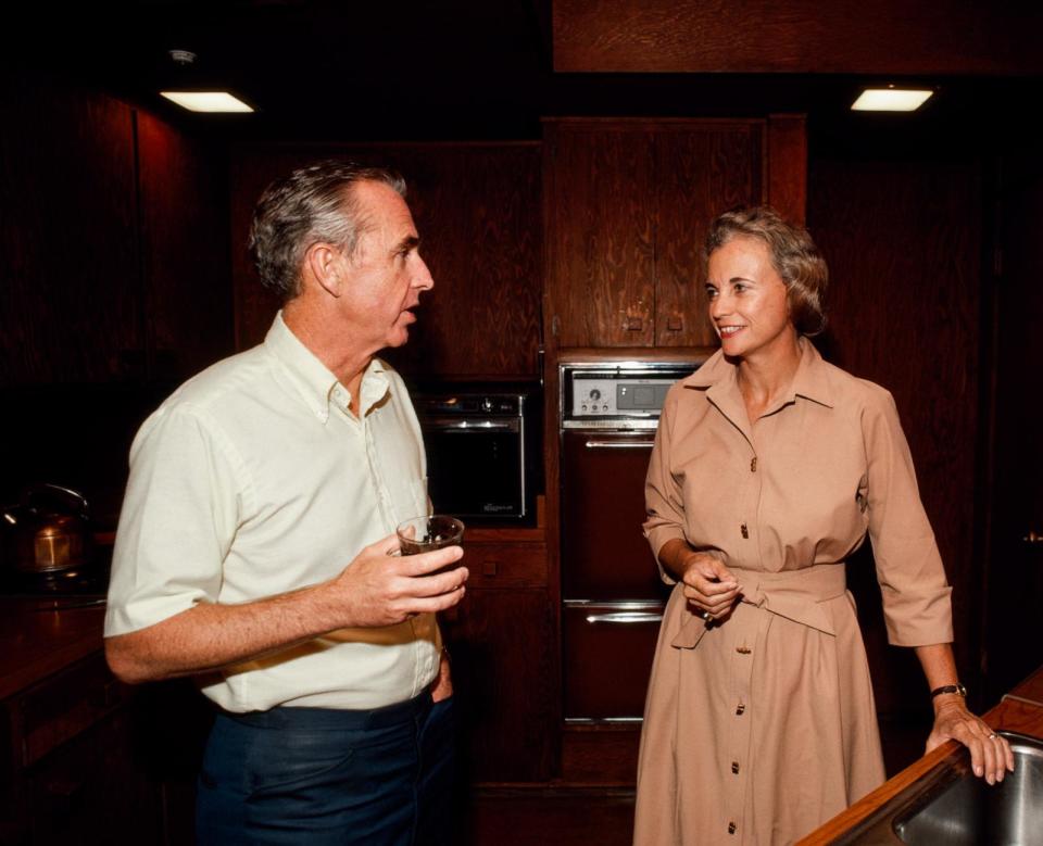 PHOTO: Supreme Court Justice Sandra Day O'Connor (R) and her husband, John Jay O'Connor, at their home, circa 1981, in Paradise Valley, Ariz. (David Hume Kennerly/Getty Images, FILE)