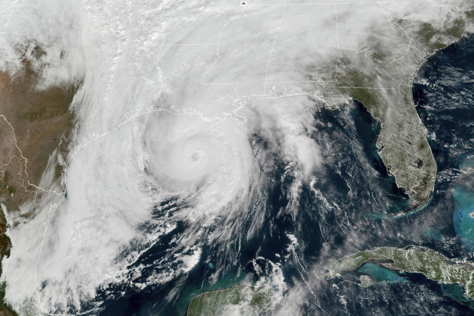 Esta imagen satelital de GOES-16 GeoColor, captada el miércoles 28 de octubre de 2020 a la 1 de la tarde EDT y proporcionada por la Oficina Nacional de Administración Oceánica y Atmosférica de Estados Unidos (NOAA, por sus siglas en inglés), muestra al huracán Zeta en el Golfo de México cerca de Luisiana. (NOAA vía AP)