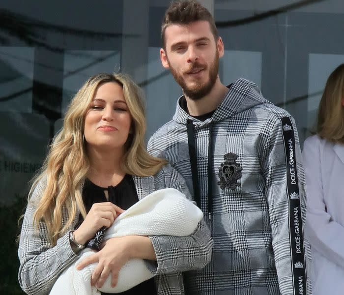 Edurne y David presentan a Yanay en la puerta del hospital