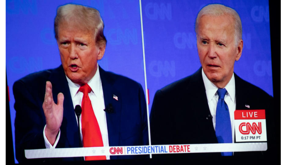 美國總統拜登(右)和前總統川普(左)進行本屆首場大選電視辯論。路透社