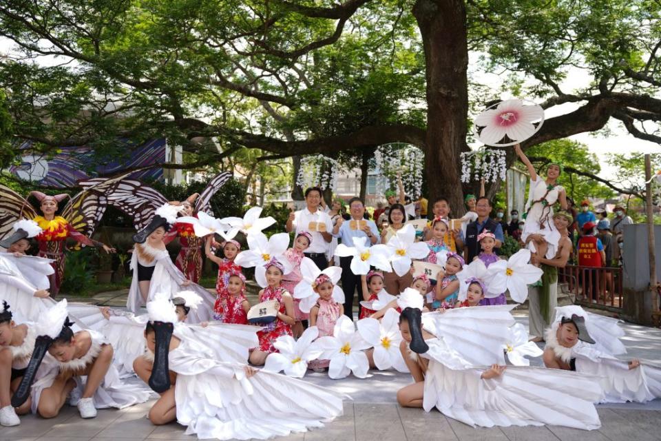 目前正是新竹桐花祭盛開季節，縣長楊文科邀大家週休二日至關西聽音樂、看五月雪。（記者彭新茹攝)