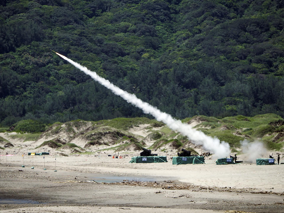 從屏東九棚港仔沙漠上雙聯裝系統發射出的刺針防空飛彈，幾秒鐘後在海面上空成功擊毀模擬敵方來襲的靶彈。（圖：張柏仲攝）