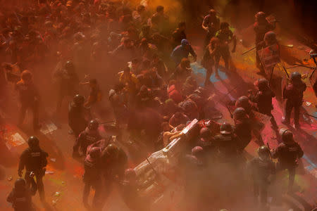 Separatist protesters clash with Mossos d'Esquadra police officers as they protest against a demonstration in support of the Spanish police units who took part in the operation to prevent an independence referendum in Catalonia on October 1, 2017, in Barcelona, Spain, September 29, 2018. REUTERS/Jon Nazca