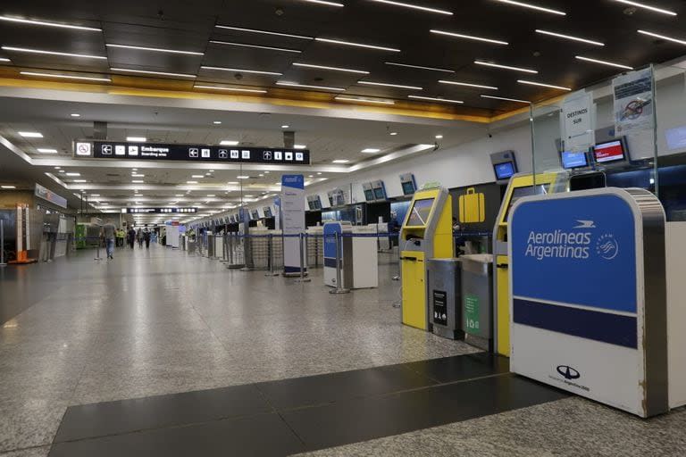 El hall de ingreso de Aeroparque vacío