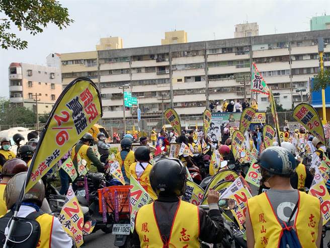 罷捷「貪食龍」車隊遊行今（31）日下午登場，不僅在地鳳山、高雄市民參與外，也有來自台中、台南等地民眾共襄盛舉。（柯宗緯攝）