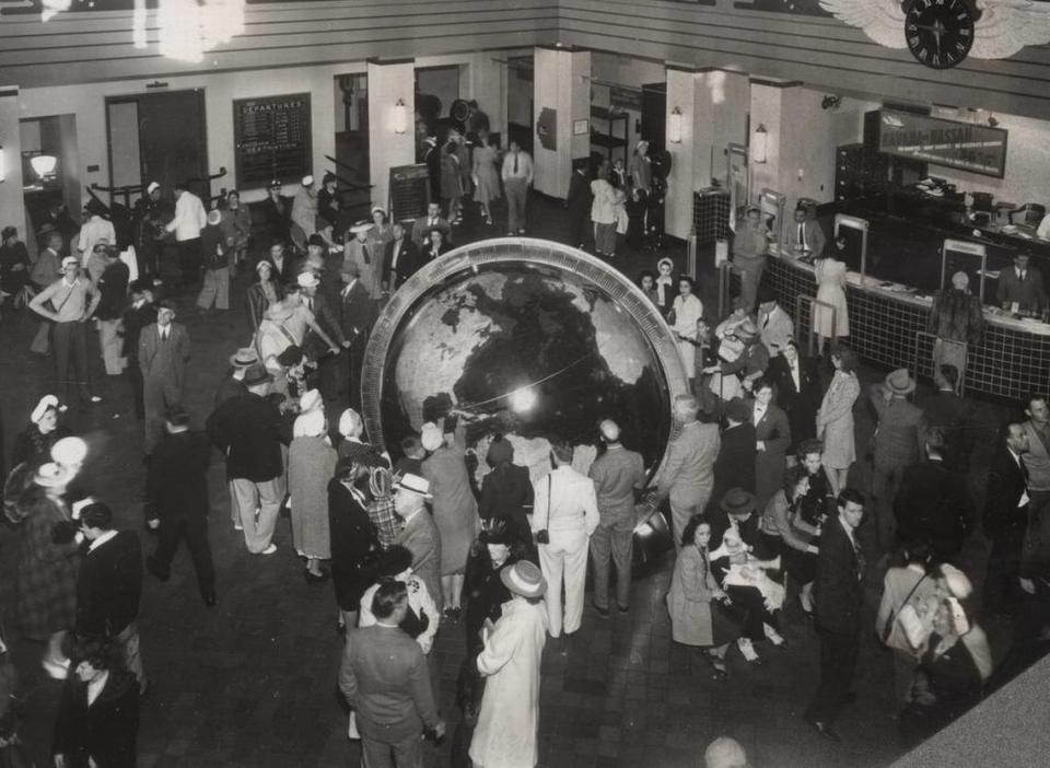 Los visitantes se agolpan en la terminal de hidroaviones de Pan Am en Coconut Grove, ahora el Ayuntamiento de Miami, a mediados de la década de 1930.
