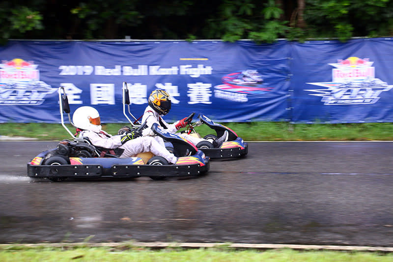 經過一陣混亂後，胡欣權則是順勢擺脫車陣拉開領先距離，自第11位出發的張宏瑋(9號車)，在一陣攻防後衝上第二，在賽事中後段終於最上胡欣權，並在直線路段使出「躺車降風阻」技巧成功超過胡欣權，最終張宏瑋順利拿下第二回合第一名，胡欣權則拿下第二。