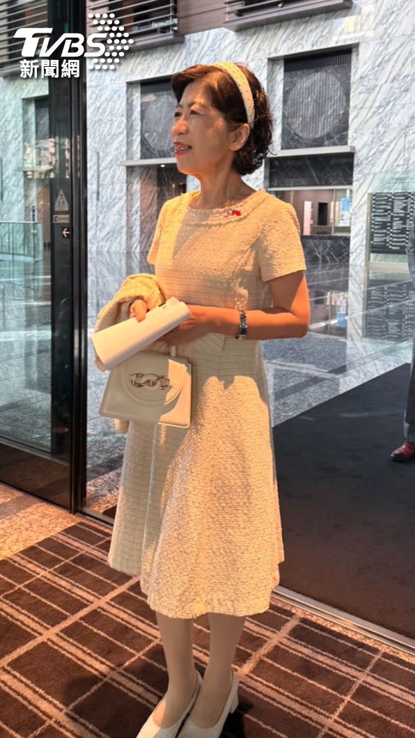 為了陪同柯文哲出訪日本，陳佩琪精心打扮。陳佩琪今（７）日穿著白色洋裝搭配白色包包，更開心地分享，手上的包包只要390元。（圖／林至柔攝）