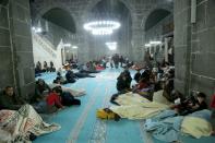 Personas se refugian en la mezquita histórica Ulu tras un terremoto, en Diyarbakir