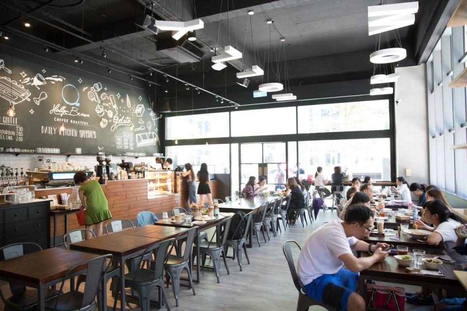 餐廳有挑高設計和雙面採光，整體空間寬敞舒適。