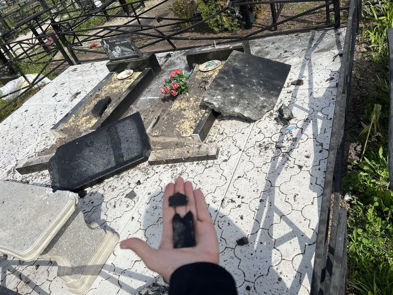 12/06/2022 Metralla de munición de racimo en un cementerio de Kharkiv.  La ONG identifica al menos siete ataques con bombas de racimo, prohibidas por los tratados internacionales. 