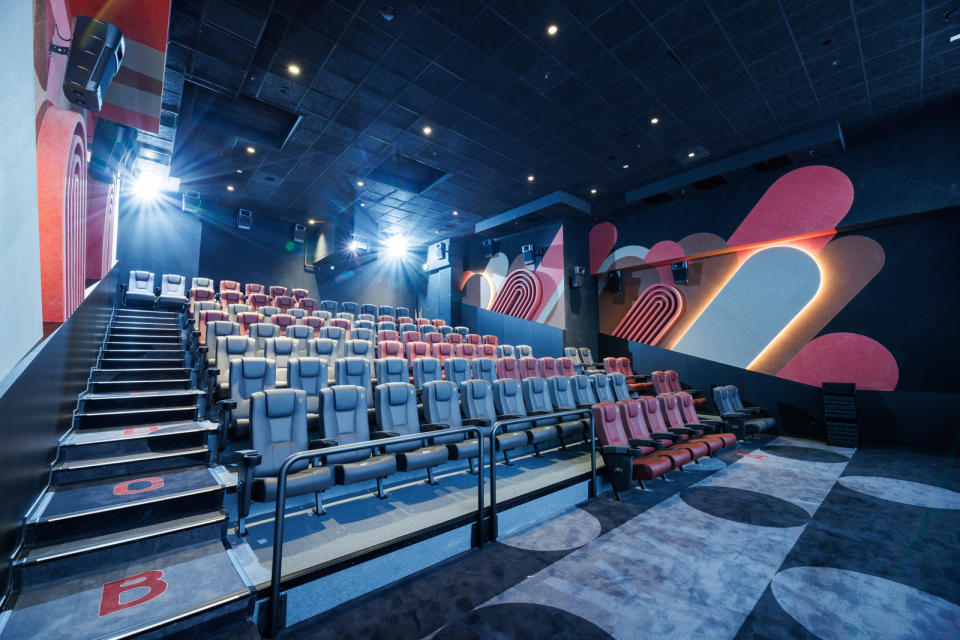 MCL Airside 戲院全院以「眼睛」為設計概念，以簡化的眼睛線條配合冷暖色彩營造視覺衝突。