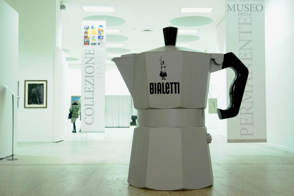 摩卡壺是義大利家庭必備的咖啡器具之一，如今面臨破產危機讓許多義大利人不捨。（東方IC）