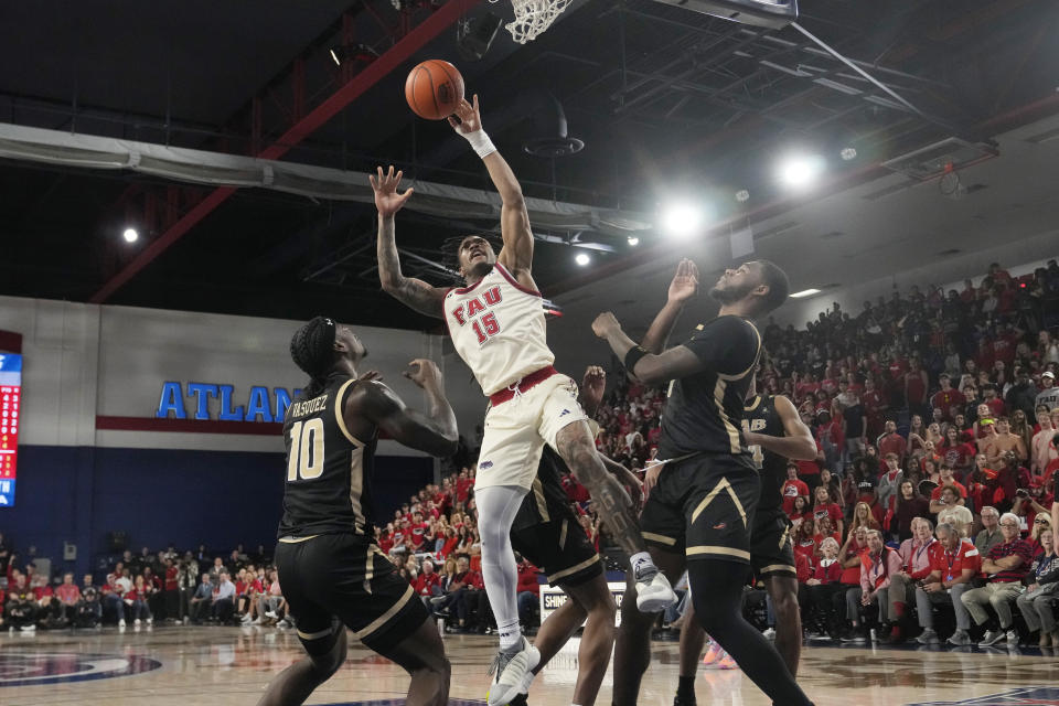 Florida Atlantic guard Alijah Martin (15) drives to the basket over UAB guard Alejandro Vasquez (10) during the first half of an NCAA college basketball game, Sunday, Jan. 14, 2024, in Boca Raton, Fla. (AP Photo/Marta Lavandier)