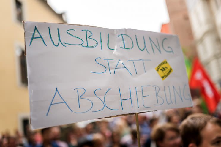 Demonstration gegen die Abschiebung eines afghanischen Berufsschülers aus Nürnberg (Bild: dpa)