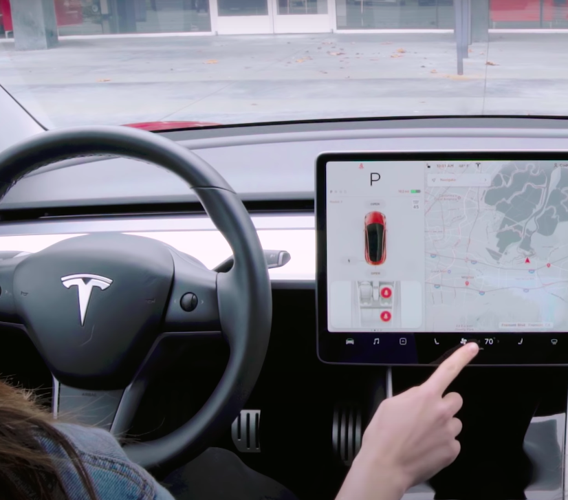 特斯拉的觸控螢幕頻頻故障，美國國家公路交通安全管理局要求召回近16萬台車。   圖：擷取自Tesla Youtube