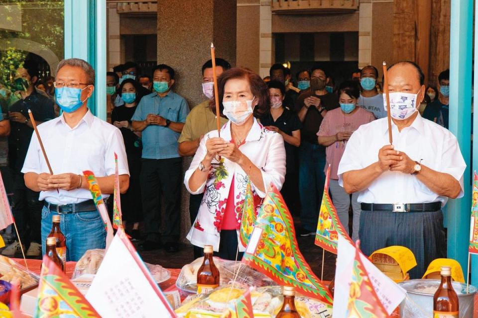 林姿妙（中）在中元普渡上香祈求各行各業幸福安康，似乎也在期待官司平安落幕，結果仍遭起訴。 （翻攝林姿妙臉書）