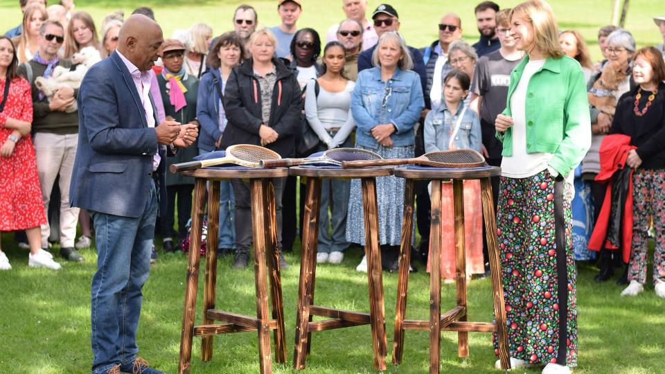 Fiona Bruce and an expert on Antiques Roadshow