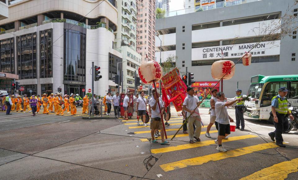 西環盂蘭勝會首日的「請神」儀式，隊伍亦有環繞西環街道巡遊。

