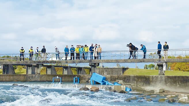 宜蘭縣政府8日在安農溪分洪堰水門右岸，啟動全台首座自發自用微水力發電，每年可發電近8000度。（吳佩蓉攝）