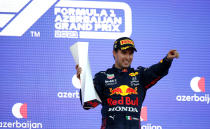 Sergio Pérez de Red Bull celebra en el podio su victoria en Gran Premio de Azerbaiyán, el domingo 6 de junio de 2021, en Bakú. (Maxim Shemetov, Pool via AP)