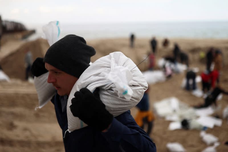 Odessa residents prepare to defend city